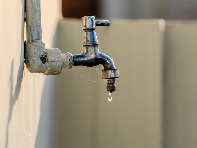 Come fermare temporaneamente una perdita d'acqua sotto il lavello a Mestre e Padova